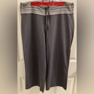 COZY Lululemon capri pants in gray with stripe wide waist band, zip back pocket